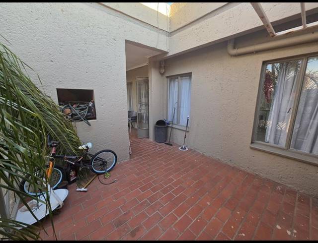 2 BEDROOM TOWNHOUSE FOR SALE IN MAGALIESKRUIN